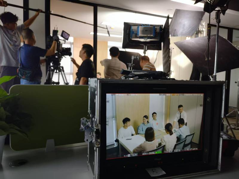 二七区TVC拍摄公司：科技产品视觉化大师，诠释未来感与功能美学