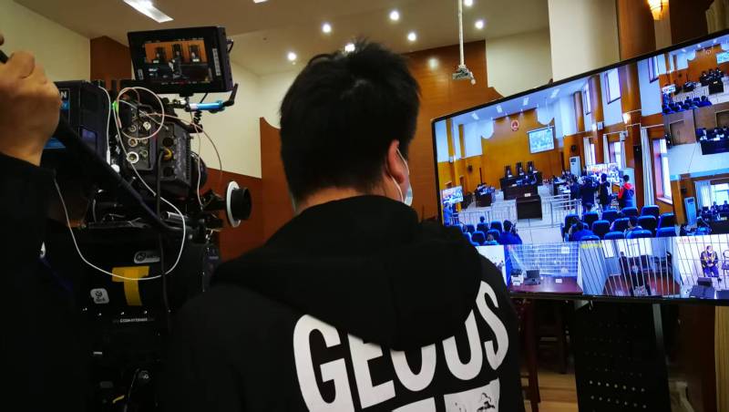 AI生成VS人工创意——二七区广告片拍摄公司的技术浪漫主义实践